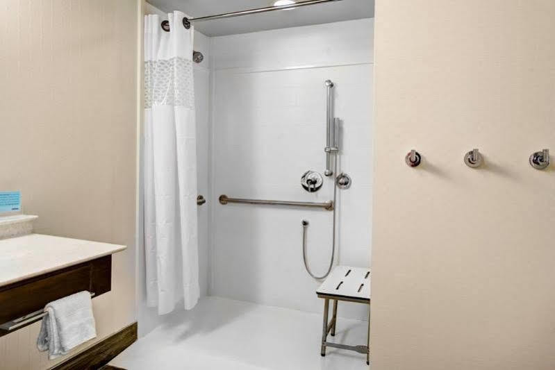 Hampton Inn & Suites By Hilton Atlanta Perimeter 던우디 외부 사진